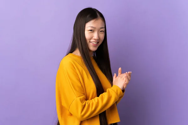 年轻的中国女孩在孤立的紫色背景上欢呼 — 图库照片