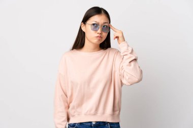 Soyutlanmış beyaz bir geçmişi olan genç Çinli bir kız intihar jesti yapıyor.