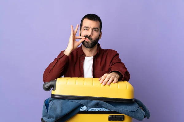 Viaggiatore Uomo Caucasico Con Una Valigia Piena Vestiti Sfondo Viola — Foto Stock
