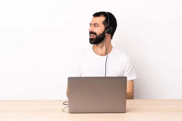 Telemarketer Homem Caucasiano Trabalhando Com Fone Ouvido Com Laptop Olhando — Fotografia de Stock