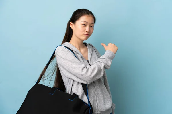年轻的中国女运动员 身披运动包 身披深蓝色背景 自鸣得意 — 图库照片