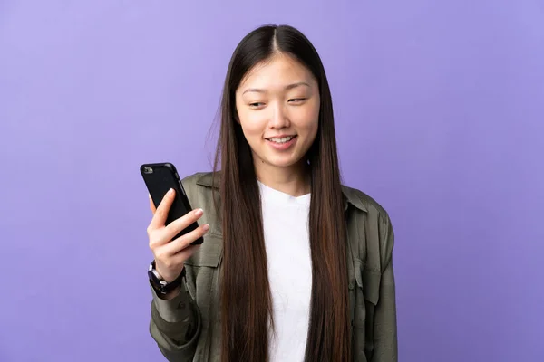 Joven Chica China Utilizando Teléfono Móvil Sobre Fondo Púrpura Aislado — Foto de Stock