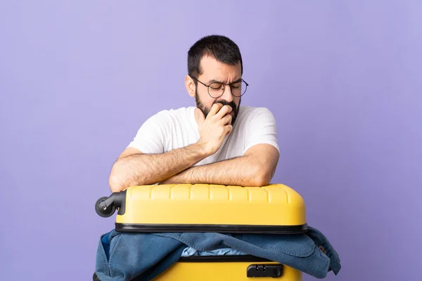 Reisender Kaukasischer Mann Mit Einem Koffer Voller Kleidung Vor Isoliertem — Stockfoto