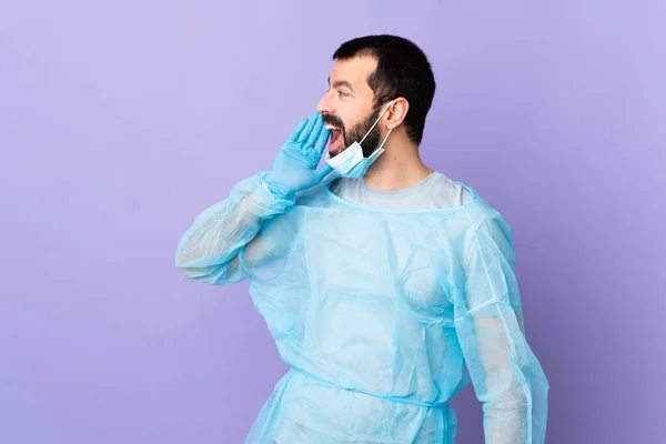 Cirujano Con Barba Con Uniforme Azul Sobre Fondo Púrpura Aislado —  Fotos de Stock