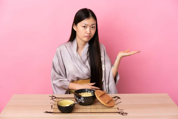 Jong Chinees Meisje Draagt Kimono Het Eten Van Noedels Met — Stockfoto