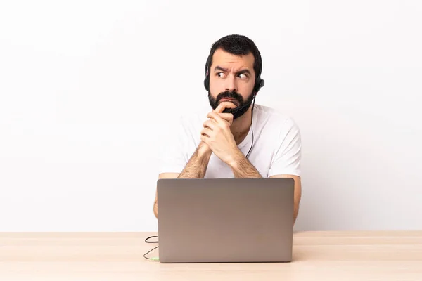 Tele Pazarlamacı Beyaz Bir Adam Kulaklıkla Laptopuyla Çalışıyor Şüpheleri Var — Stok fotoğraf