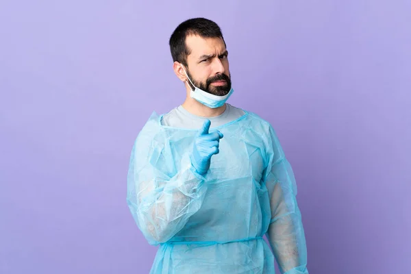 Cirujano Con Barba Con Uniforme Azul Sobre Fondo Púrpura Aislado —  Fotos de Stock