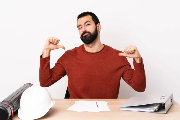 Architetto Caucasico Uomo Con Barba Tavolo Orgoglioso Soddisfatto — Foto Stock