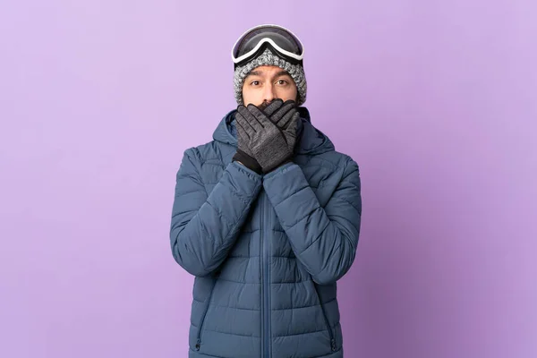 Hombre Esquiador Con Gafas Snowboard Sobre Fondo Púrpura Aislado Cubriendo —  Fotos de Stock