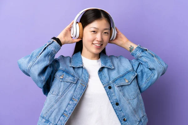 Młoda Chińska Dziewczyna Odizolowanym Fioletowym Tle Słuchania Muzyki — Zdjęcie stockowe
