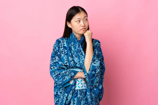 Joven Chica China Usando Kimono Sobre Fondo Aislado Con Expresión —  Fotos de Stock