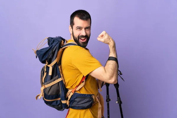 Kaukasischer Gutaussehender Mann Mit Rucksack Und Trekkingstöcken Über Isoliertem Hintergrund — Stockfoto