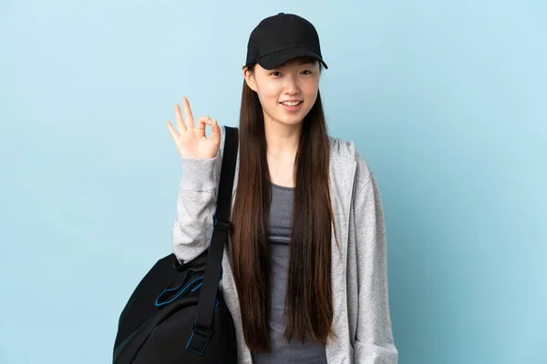 Jovem Esporte Mulher Chinesa Com Saco Desporto Sobre Fundo Azul — Fotografia de Stock