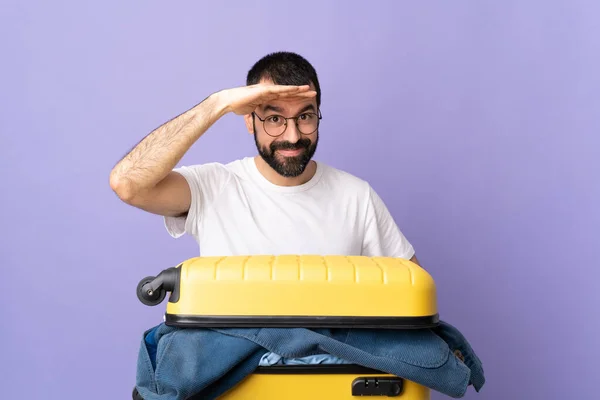 Viaggiatore Uomo Caucasico Con Una Valigia Piena Vestiti Sfondo Viola — Foto Stock
