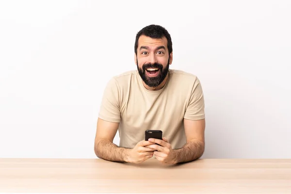 Kaukasischer Mann Mit Bart Tisch Überrascht Und Sendet Eine Botschaft — Stockfoto