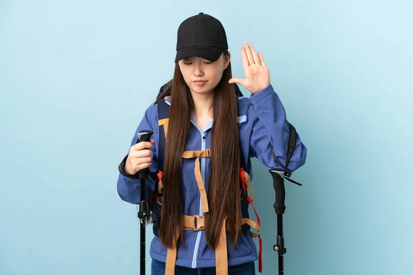 Joven Chica China Con Mochila Bastones Trekking Sobre Fondo Azul —  Fotos de Stock
