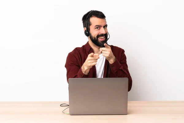 Telemarketer Hombre Caucásico Trabajando Con Auricular Con Ordenador Portátil Sorprendido —  Fotos de Stock