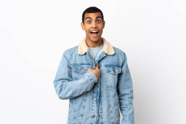 Yüzünde sürpriz ifade olan, izole edilmiş beyaz arka planı olan Afrikalı Amerikalı bir adam.