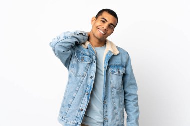 Afrika kökenli Amerikalı bir adam izole edilmiş beyaz arka plan gülüyor