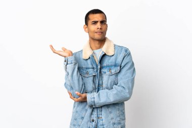 İzole edilmiş beyaz arka planı olan Afrikalı Amerikalı bir adam.