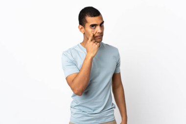 İzole edilmiş beyaz arka planı olan Afro-Amerikalı bir adam...