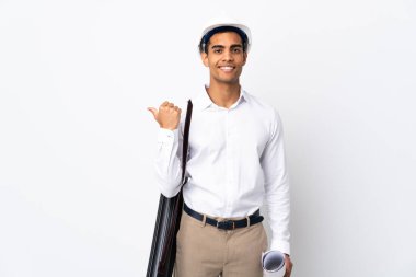 Miğferli Afrikalı Amerikalı mimar ve izole edilmiş beyaz arka plan üzerinde planları var.