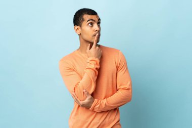 Afrikalı Amerikalı bir adam, izole edilmiş geçmişine bakarken şüphe duyuyor.