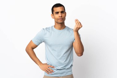 İzole edilmiş beyaz arka planı olan Afrikalı Amerikalı adam İtalyan jesti yapıyor.