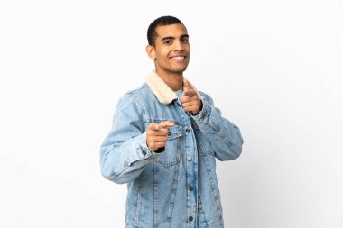 Afro-Amerikalı adam izole edilmiş beyaz arka planda öne doğru bakıyor ve gülümsüyor.