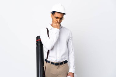 Miğferi olan ve izole edilmiş beyaz arka plan üzerinde planları olan Afrikalı Amerikalı mimar şüpheleri var.