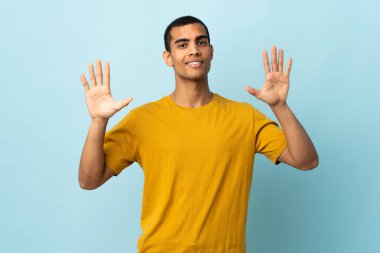 İzole edilmiş arka planda kalan Afrikalı Amerikalı adam parmaklarıyla 10 kişi sayıyor