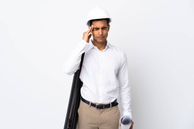 Miğferli Afrikalı Amerikalı mimar, izole edilmiş beyaz arkaplan üzerinde planları tutuyor ve baş ağrısı var.