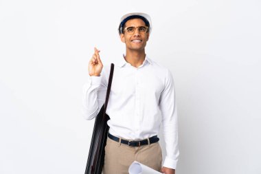 Miğferli Afrikalı Amerikalı mimar izole edilmiş beyaz arkaplan üzerinde planlar tutuyor. Parmakları çapraz ve en iyisini diliyor.