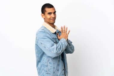 İzole edilmiş beyaz arka plan entrikaları yapan Afrikalı Amerikalı bir adam.