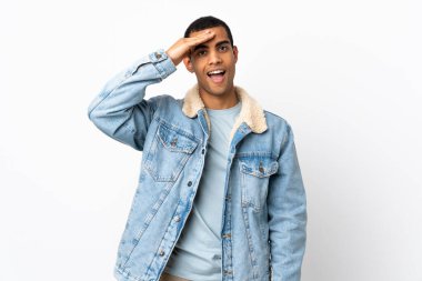 Beyaz arka planda kalan Afrikalı Amerikalı bir adam bir şey fark etti ve çözüme niyetlendi.