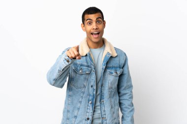 İzole edilmiş beyaz arka plan üzerinde afro-amerikan adam şaşırmış ve ön tarafı işaret ediyor