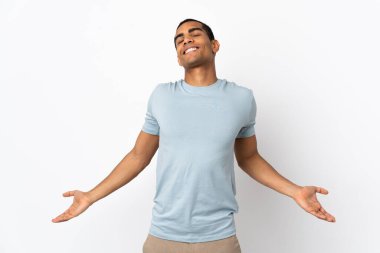 Afro-Amerikalı erkek soyutlanmış beyaz arka plan mutlu ve gülümsüyor