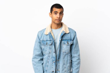 Üzücü bir ifadeyle izole edilmiş beyaz arka plan üzerinde Afrikalı Amerikalı bir adam