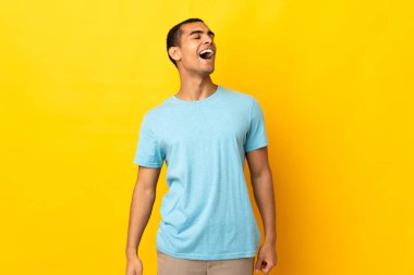 Afrika kökenli Amerikalı bir adam gülerek izole edilmiş.