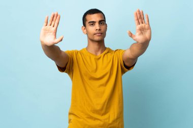 Afrikalı Amerikalı bir adam izole edilmiş arka planda durup jest yapıyor ve hayal kırıklığına uğruyor.