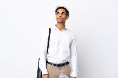 Miğferi olan ve izole edilmiş beyaz arka planı olan Afrikalı Amerikalı mimar. Portre