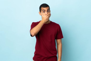 İzole edilmiş arka planda ağzı elle kapatan Afrikalı Amerikalı bir adam.