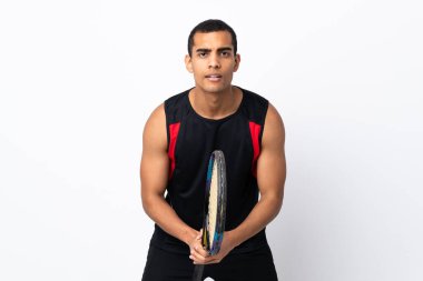 Tenis oynayan Afrikalı Amerikalı, izole edilmiş beyaz arka plan.