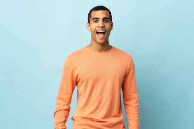 Yüzünde sürpriz ifadeyle izole edilmiş Afrikalı Amerikalı bir adam.