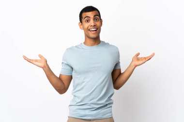 Yüzünde şok ifadesi olan, izole edilmiş beyaz arka planı olan Afrikalı Amerikalı bir adam.