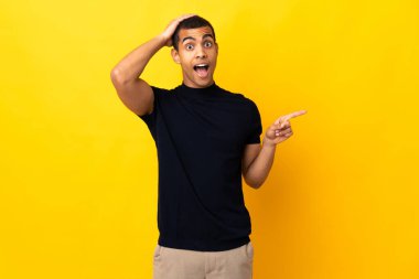 Afrika kökenli Amerikalı bir adam şaşırdı ve parmağını yana çevirdi.