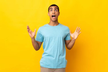 Tecrit edilmiş arka planda kalan Afro-Amerikalı bir adam