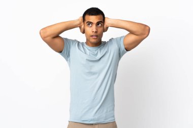 İzole edilmiş beyaz arka plan hayal kırıklığına uğramış ve kulakları kapanmış Afrikalı Amerikalı bir adam.