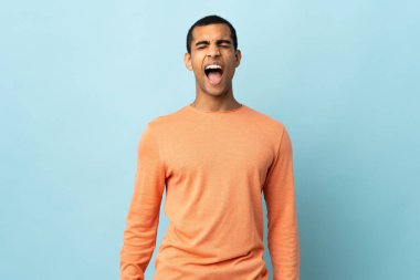 Afrika kökenli Amerikalı bir adam, ağzı açık bağırıyor.