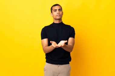 Afro-Amerikalı bir adam, arka planda izole edilmiş bir şekilde, fotokopi çekiyordu.